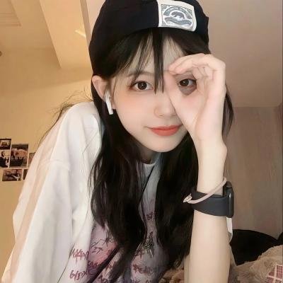 独自在夜晚的海边封面